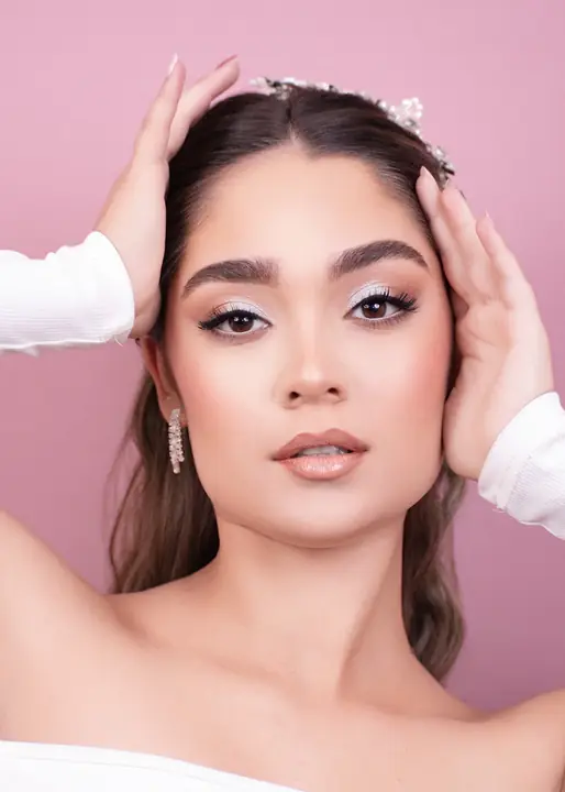Maquillaje editorial en tonos plata realizado por una estudiante V PRO