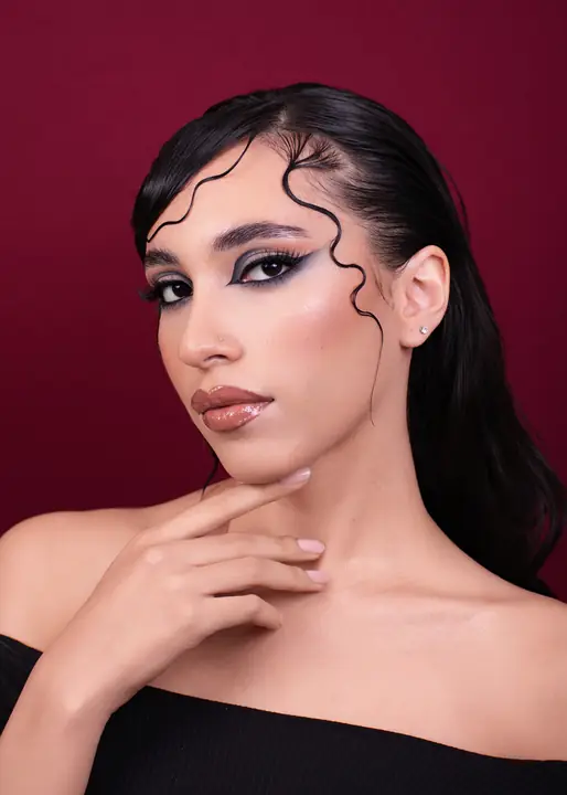 Maquillaje editorial grafico realizado por una estudiante V PRO