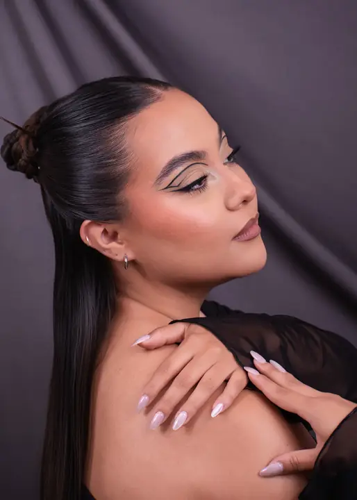 Maquillaje editorial moderno realizado por una estudiante V PRO
