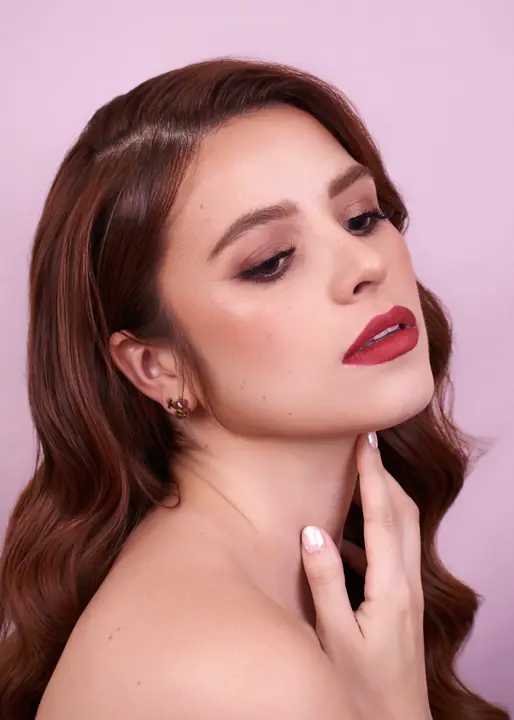 Maquillaje glam con labios rojos realizado por una estudiante V PRO